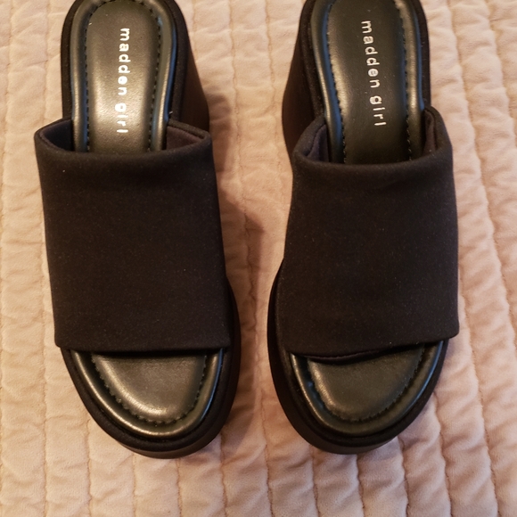 Madden Girl Black Slinky Slide Sandals - New - Picture 3 of 3